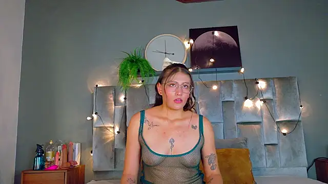Snapshot of LiaaMoretti__ chatting on 8, 5, 2026 LiaaMoretti online show from 8, 5, 2026