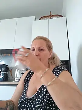 Snapshot of Divineblond chatting on 11, 5, 2026 Divineblond online show from 11, 5, 2026