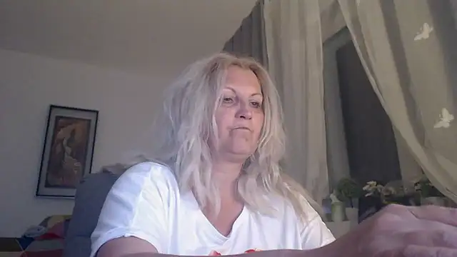 Snapshot of Divineblond chatting on 8, 5, 2026 Divineblond online show from 8, 5, 2026