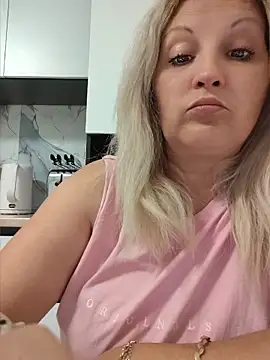 Snapshot of Divineblond chatting on 6, 5, 2026 Divineblond online show from 6, 5, 2026