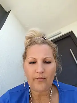 Snapshot of Divineblond chatting on 15, 5, 2026 Divineblond online show from 15, 5, 2026