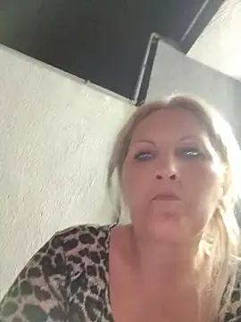 Snapshot of Divineblond chatting on 7, 5, 2026 Divineblond online show from 7, 5, 2026