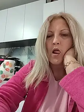 Snapshot of Divineblond chatting on 22, 4, 2026 Divineblond online show from 22, 4, 2026
