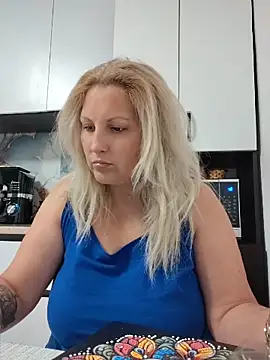 Snapshot of Divineblond chatting on 13, 5, 2026 Divineblond online show from 13, 5, 2026