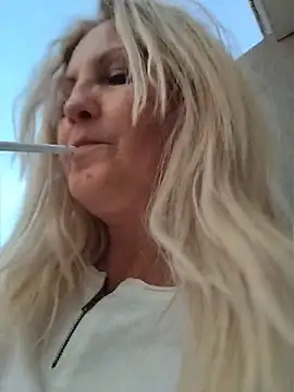 Snapshot of Divineblond chatting on 4, 5, 2026 Divineblond online show from 4, 5, 2026