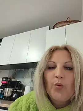 Snapshot of Divineblond chatting on 5, 5, 2026 Divineblond online show from 5, 5, 2026