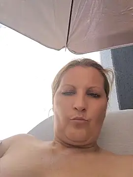 Snapshot of Divineblond chatting on 5, 6, 2026 Divineblond online show from 5, 6, 2026