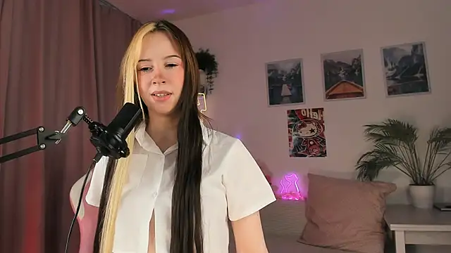 Snapshot of Luvienne_Belle chatting on 25, 6, 2026 Luvienne Belle online show from 25, 6, 2026