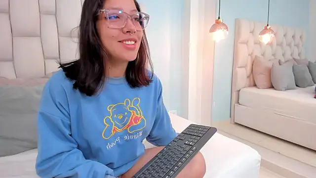 Snapshot of vayra_moon chatting on 25, 6, 2026 vayra moon online show from 25, 6, 2026