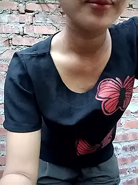 Snapshot of Rosie_LoveUU chatting on 5, 5, 2026 Rosie LoveUU online show from 5, 5, 2026