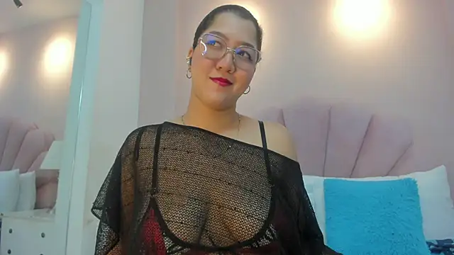 Chloe Thomsoon  online show from 23, 4, 2026