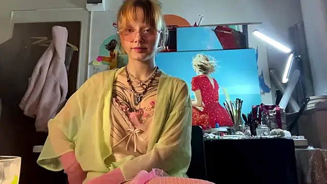 Snapshot of sarawhisperr chatting on 28, 4, 2026 sarawhisperr online show from 28, 4, 2026