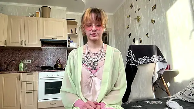 Snapshot of sarawhisperr chatting on 8, 5, 2026 sarawhisperr online show from 8, 5, 2026