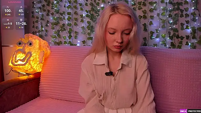 Snapshot of _CloudNine_ chatting on 18, 5, 2026 CloudNine online show from 18, 5, 2026