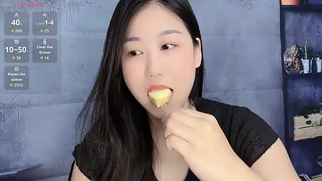 Snapshot of F-Yuwei chatting on 30, 4, 2026 F-Yuwei online show from 30, 4, 2026