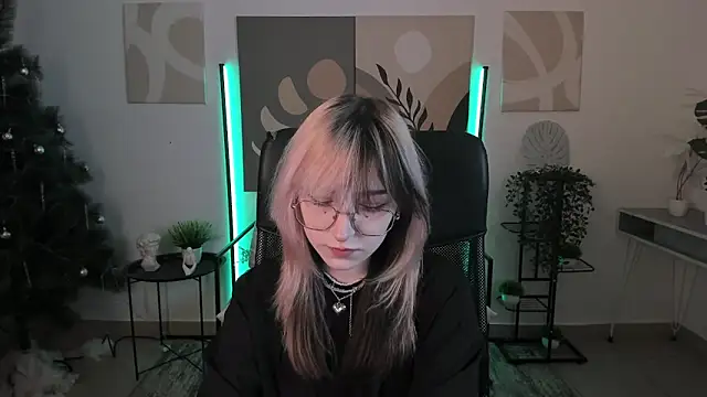 Snapshot of NyxCalderra chatting on 7, 5, 2026 NyxCalderra online show from 7, 5, 2026