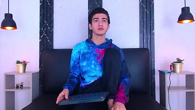 Snapshot of Feiccer_Castquer chatting on 28, 4, 2026 Feiccer Castquer online show from 28, 4, 2026