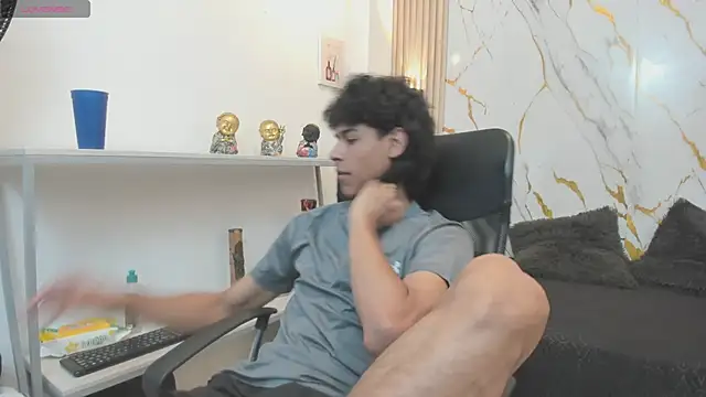 Snapshot of Zayn_Fox32 chatting on 6, 5, 2026 Zayn Fox32 online show from 6, 5, 2026