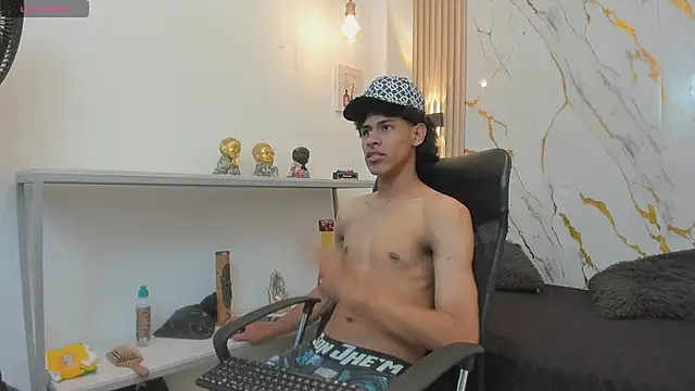 Snapshot of Zayn_Fox32 chatting on 25, 5, 2026 Zayn Fox32 online show from 25, 5, 2026