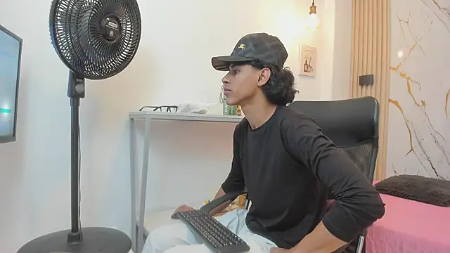 Snapshot of Zayn_Fox32 chatting on 24, 5, 2026 Zayn Fox32 online show from 24, 5, 2026