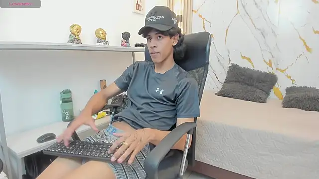 Snapshot of Zayn_Fox32 chatting on 20, 5, 2026 Zayn Fox32 online show from 20, 5, 2026