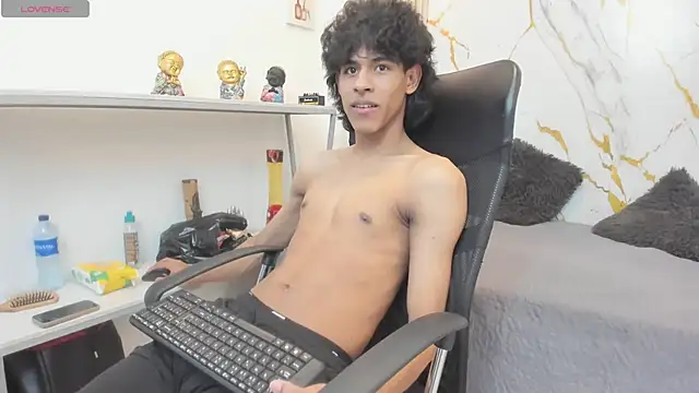 Snapshot of Zayn_Fox32 chatting on 4, 5, 2026 Zayn Fox32 online show from 4, 5, 2026
