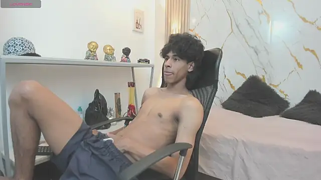 Snapshot of Zayn_Fox32 chatting on 7, 5, 2026 Zayn Fox32 online show from 7, 5, 2026