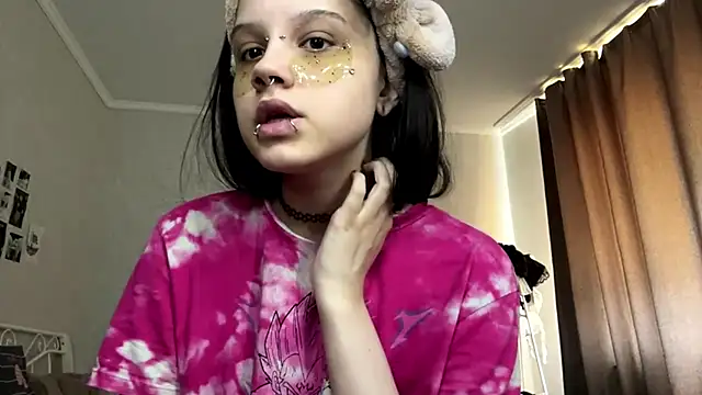 Snapshot of LouisePavlides chatting on 7, 6, 2026 LouisePavlides online show from 7, 6, 2026