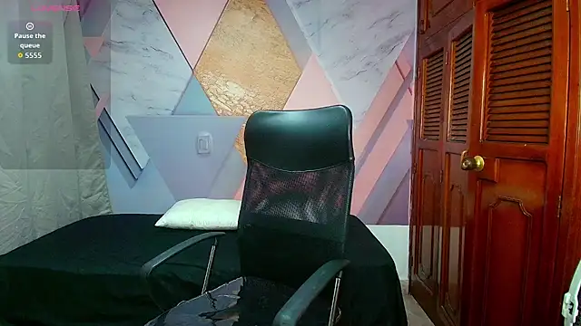 raylin escobar online show from 13, 7, 2026