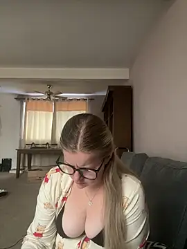 Snapshot of taylor-b chatting on 5, 6, 2026 taylor-b online show from 5, 6, 2026