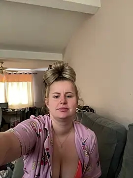 Snapshot of taylor-b chatting on 15, 7, 2026 taylor-b online show from 15, 7, 2026