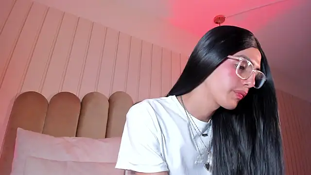 Snapshot of nicki-west chatting on 7, 6, 2026 nicki-west online show from 7, 6, 2026