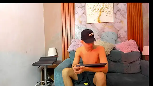 LOVE GUYS1 online show from 11, 7, 2026