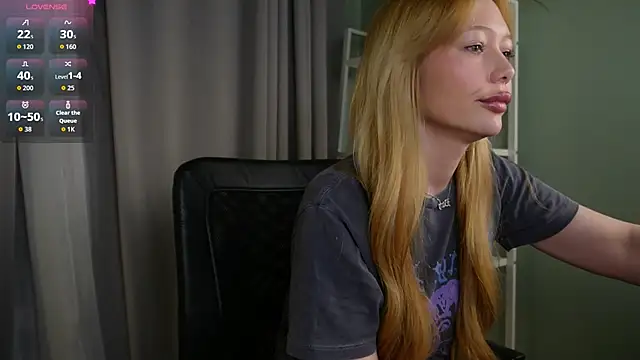 Snapshot of _Mila_Luna_ chatting on 4, 5, 2026 Mila Luna online show from 4, 5, 2026