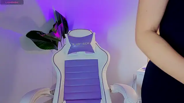 Megann Rousee online show from 28, 4, 2026