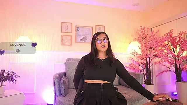 Snapshot of VioletJoness_ chatting on 4, 5, 2026 VioletJoness online show from 4, 5, 2026