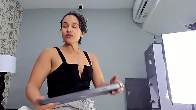 emilly sweett online show from 23, 7, 2026