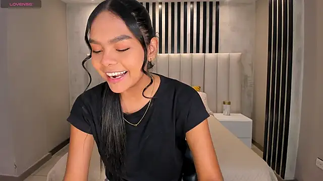 Snapshot of SaphiraJames chatting on 28, 5, 2026 SaphiraJames online show from 28, 5, 2026
