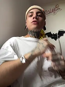 Snapshot of _valentinoooo chatting on 11, 7, 2026 valentinoooo online show from 11, 7, 2026