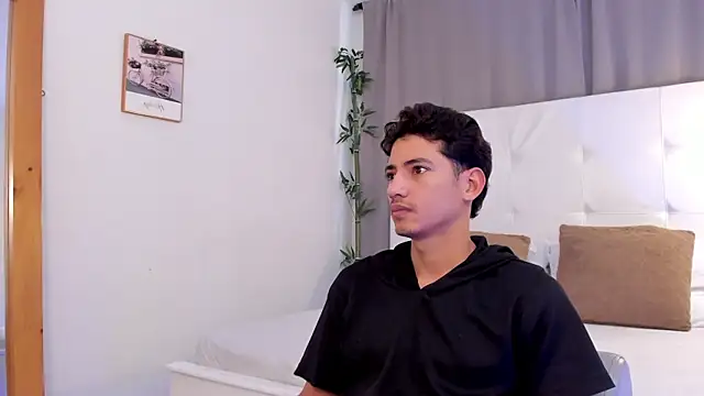 Snapshot of Alejo-and-Thiago chatting on 9, 7, 2026 Alejo-and-Thiago online show from 9, 7, 2026