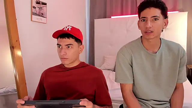 Snapshot of Alejo-and-Thiago chatting on 6, 5, 2026 Alejo-and-Thiago online show from 6, 5, 2026