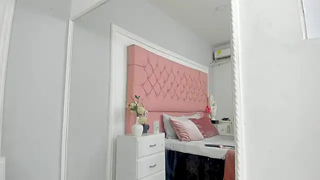Snapshot of SarahDoll__ chatting on 6, 7, 2026 SarahDoll online show from 6, 7, 2026