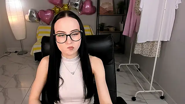 Kira Limerd online show from 4, 5, 2026