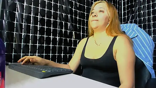Snapshot of MissAlmaFenix chatting on 27, 5, 2026 MissAlmaFenix online show from 27, 5, 2026