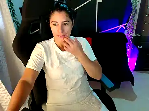 LUCYMILF SEXY online show from 6, 5, 2026