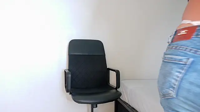 Snapshot of LexaDominant__ chatting on 2, 6, 2026 LexaDominant online show from 2, 6, 2026