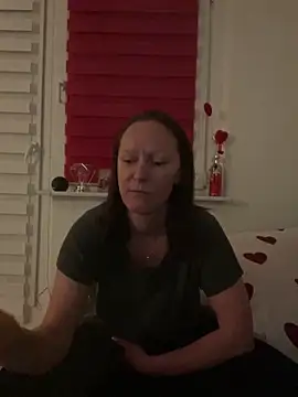 LindaLee90 online show from 8, 6, 2026