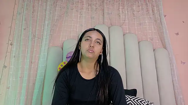 Snapshot of Hollyyqueen_ chatting on 4, 6, 2026 Hollyyqueen online show from 4, 6, 2026