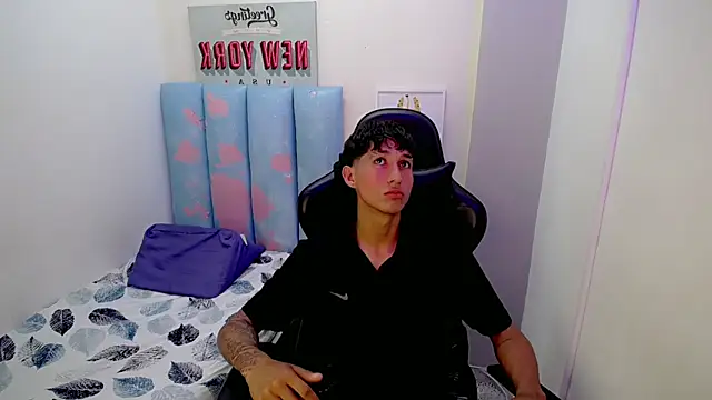 Snapshot of liam_play chatting on 8, 5, 2026 liam play online show from 8, 5, 2026