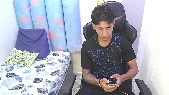 Snapshot of liam_play chatting on 26, 5, 2026 liam play online show from 26, 5, 2026